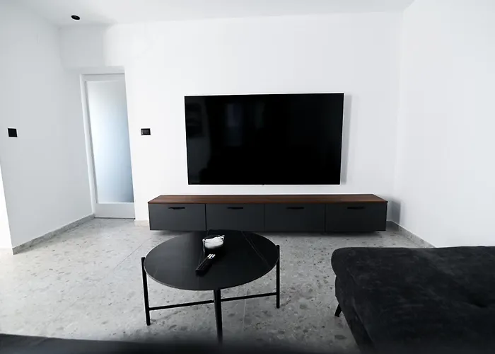 Matea Pool House زادار